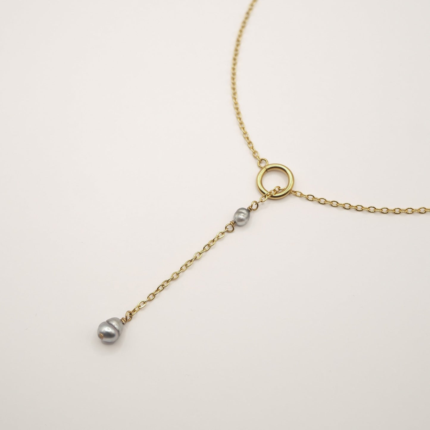 Collier Kinari en keshis de Tahiti ou d'eau douce. Bijoux en acier inoxydable doré