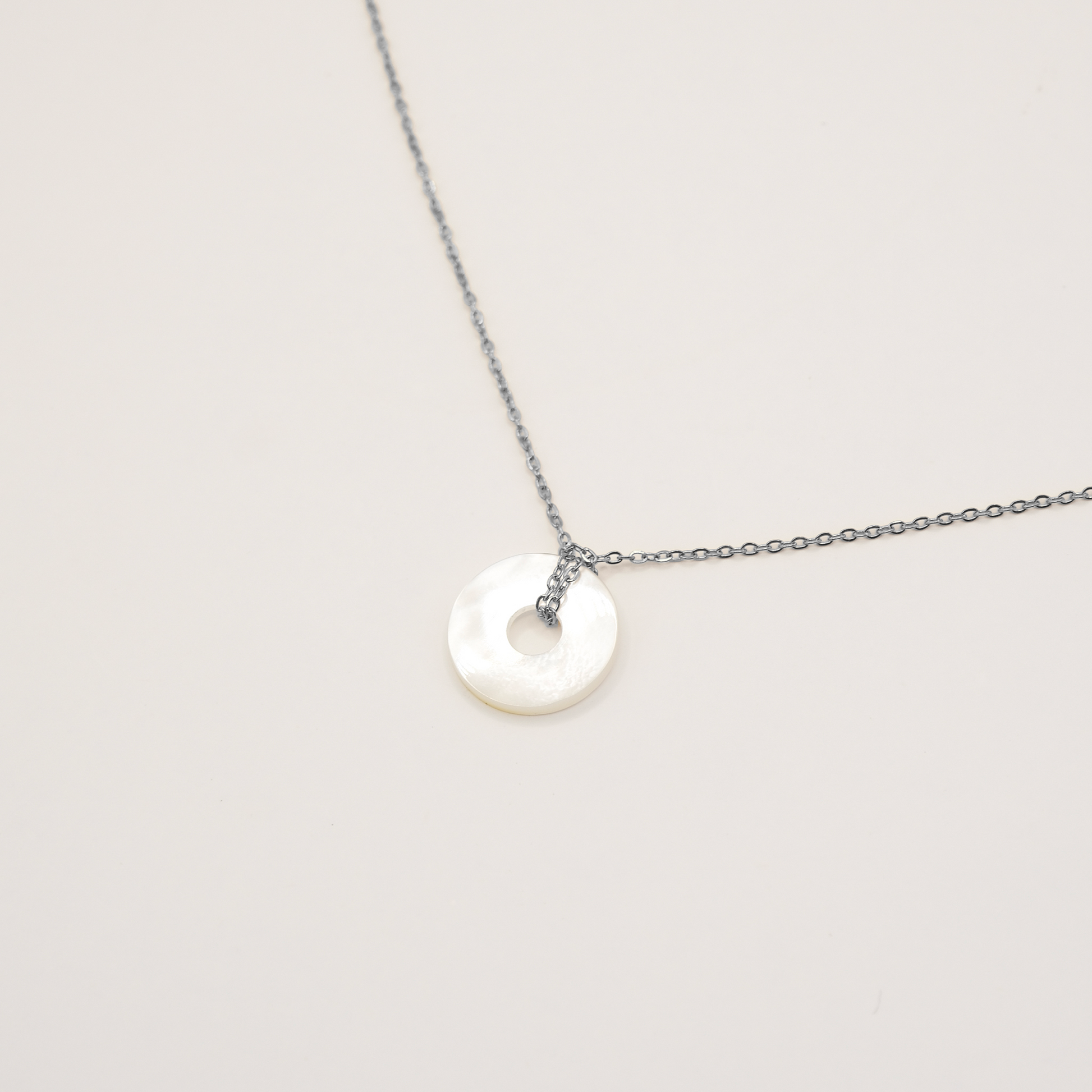 Ras du cou Pirataura en nacre de Tahiti. Bijoux en acier inoxydable argenté